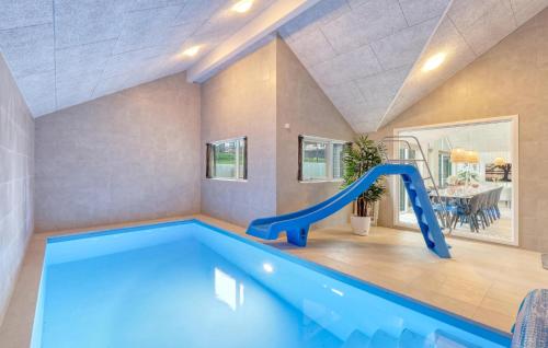 JesendorfにあるNice Home In Jesendorf With Saunaの家屋内の滑り台付きスイミングプール
