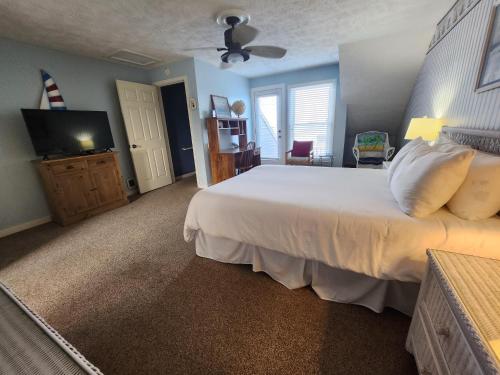 a bedroom with a bed and a flat screen tv at North Shore Inn TC 304 in Traverse City