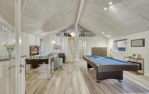 Una mesa de billar en Gorgeous Home In Jesendorf With Sauna