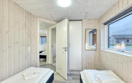 Una cama o camas en una habitación de Gorgeous Home In Jesendorf With Sauna