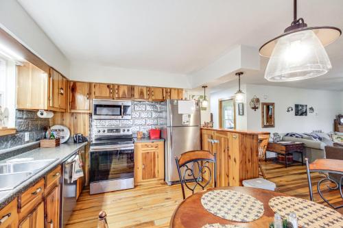 Dapur atau dapur kecil di Walk to Little River Falls Lakefront Cabin
