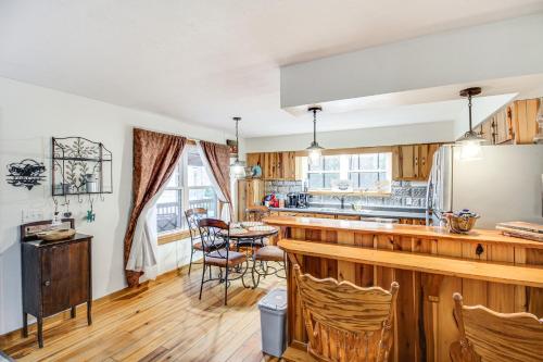 Dapur atau dapur kecil di Walk to Little River Falls Lakefront Cabin
