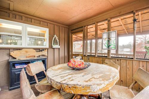 Dapur atau dapur kecil di Walk to Little River Falls Lakefront Cabin