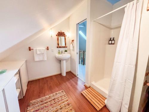 Ένα μπάνιο στο The Hideaway House - Private Peaceful Cozy