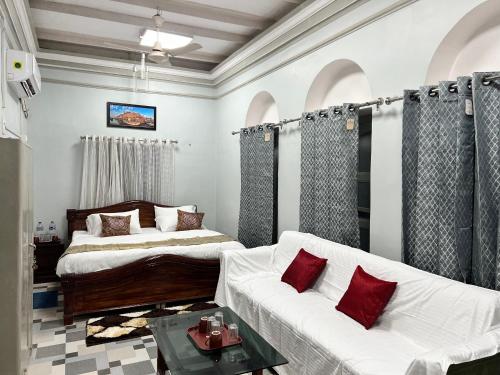 Postel nebo postele na pokoji v ubytování The Krishna Palace