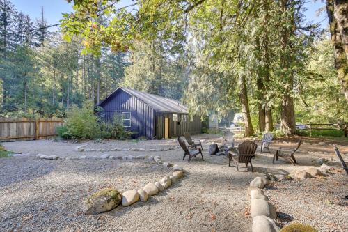 a yard with chairs and a shed and trees at Close to Mt Hood Skibowl Retro Rhododendron Cabin in Rhododendron