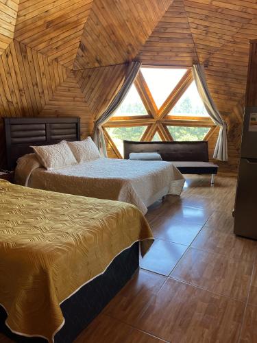 Postel nebo postele na pokoji v ubytování Sanroke Lodge