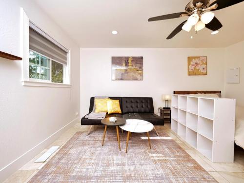 Posezení v ubytování Molivu Homes Studio - PetFriendly - King Bed - W-D