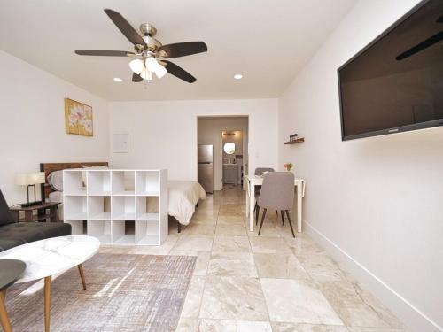 TV a/nebo společenská místnost v ubytování Molivu Homes Studio - PetFriendly - King Bed - W-D