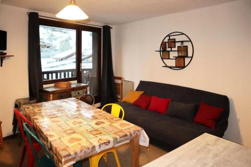 un salon avec un canapé et une table dans l'établissement Résidence Le Cairn - Résidence Cairn - appartement T2 6 personnes MAE-6311, aux Orres