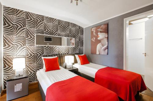 Un pat sau paturi într-o cameră la Alex Rooms