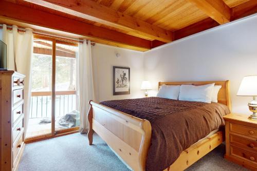 een slaapkamer met een groot bed en een raam bij Getaway at Gold Bend in Ponderosa Fairway Estates