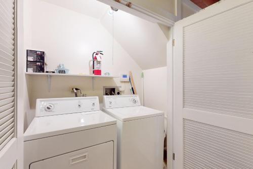 een witte wasruimte met een wasmachine en droger bij Getaway at Gold Bend in Ponderosa Fairway Estates
