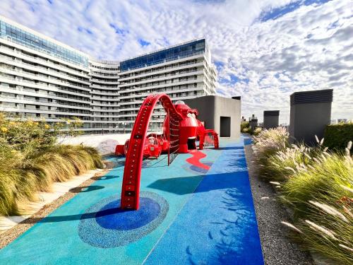 un parque infantil frente a un gran edificio en Concepción Live Buenos Aires, en Buenos Aires