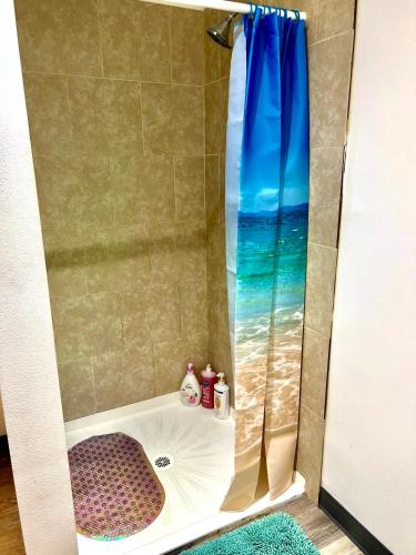 Un baño de Private Room with Shared Bathroom on the 1st Floor 10 minutes walk to University of Washington