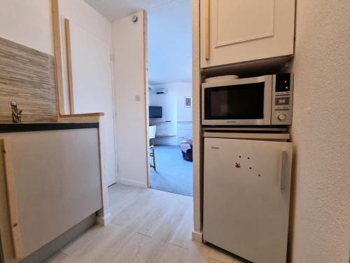 Il comprend une cuisine équipée d'un four micro-ondes et d'un réfrigérateur. dans l'établissement Résidence Le Belvedere - Charmant studio pour 2 personnes aux Orres 1650 MAE-7621, aux Orres