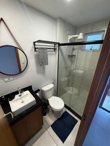 ein Badezimmer mit Toilette, Waschbecken und Dusche in der Unterkunft Eco Miragem Residence - Porto de Galinhas in Porto De Galinhas