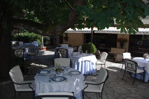 Gallery image of Hostellerie Restaurant Les Gorges de l'Aveyron in Bruniquel