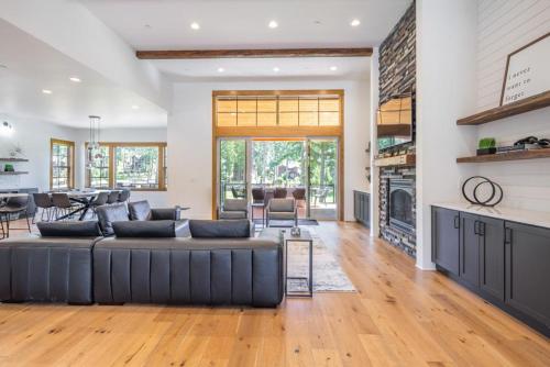 a living room with a couch and a fireplace at Suncadia 4 Bdrm Home with Hot Tub Overlooking Golf Course in Cle Elum