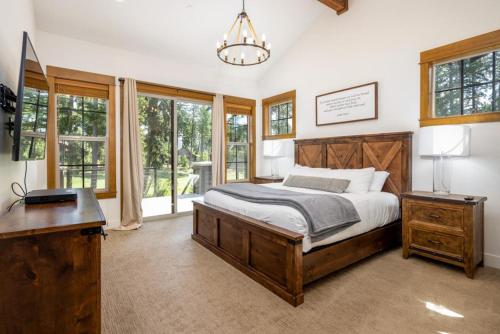 a bedroom with a bed and a desk and windows at Suncadia 4 Bdrm Home with Hot Tub Overlooking Golf Course in Cle Elum