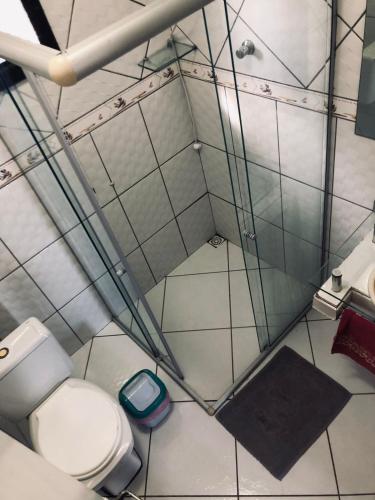 an overhead view of a bathroom with a toilet and a shower at Hostel e Pousada Orquídea in Paraty