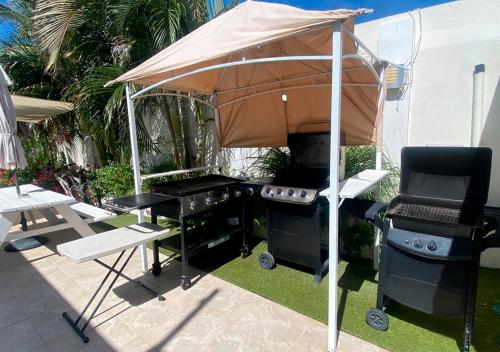 Yoyita Suites Arubaにあるパティオまたは屋外エリア