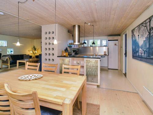 Kuchyň nebo kuchyňský kout v ubytování 6 person holiday home in Slagelse-By Traum