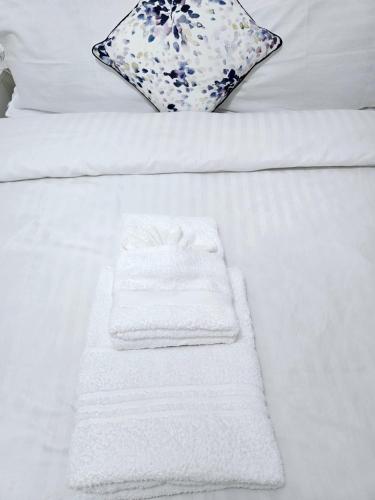Ένα ή περισσότερα κρεβάτια σε δωμάτιο στο The Nottingham Getaway, Luxury Home with Secure Parking