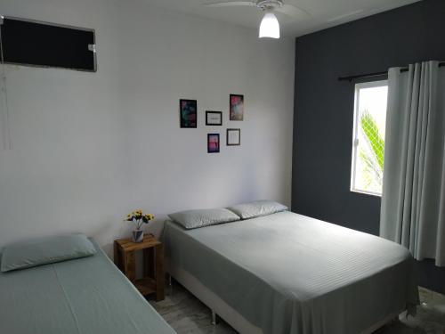 カボ・フリオにあるFlat Solife 1 Cabo Frio-Búziosのベッド2台と窓のある寝室