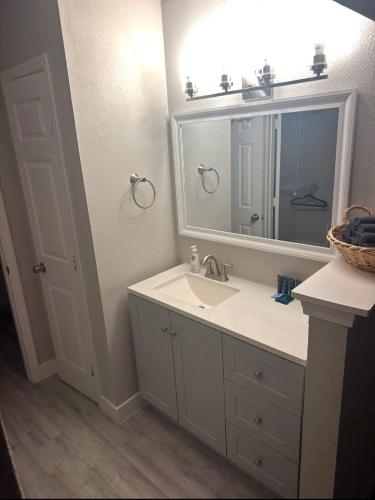 Vannituba majutusasutuses Schertz Country Farmhouse on 1 acre with Gameroom