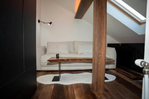 科帕奥尼克KonKal - Royal resort的客厅里有一张白色的沙发和一张桌子