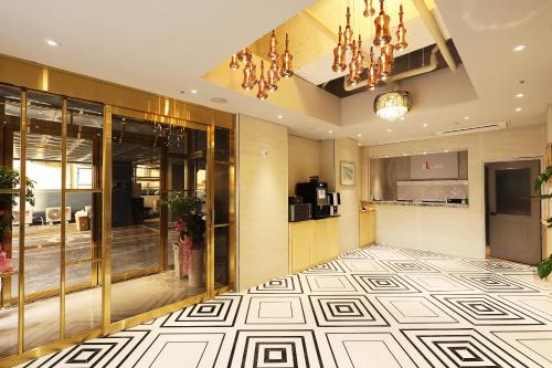 a lobby with a chandelier and a large room at El Tower Hotel in Gunsan
