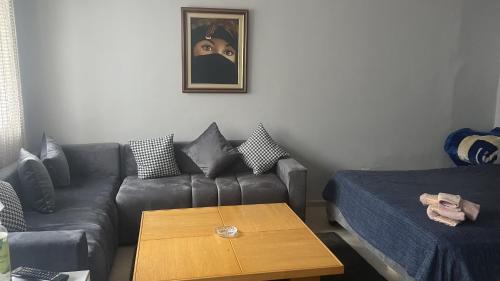 ein Wohnzimmer mit Sofa und Tisch in der Unterkunft Studio en plein centre de Hassan Rabat in Rabat
