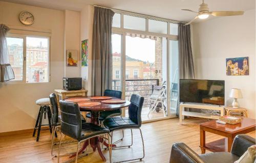 Μια τηλεόραση ή/και κέντρο ψυχαγωγίας στο Beautiful Apartment In Málaga With Wifi