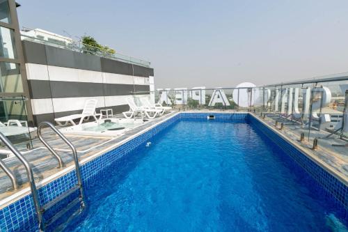 阿克拉Aster Luxury Apt close to Airport & Mall with Rooftop pool & gym的楼顶游泳池