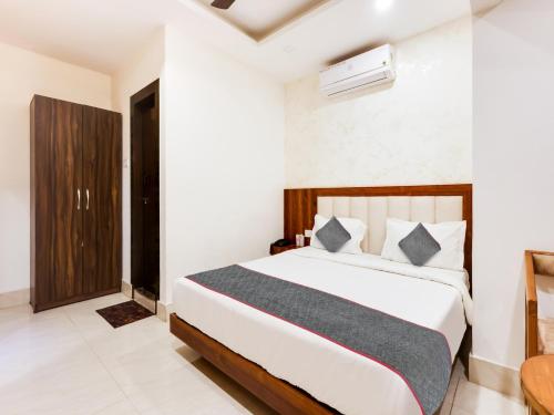 Postel nebo postele na pokoji v ubytování Super Townhouse Royal Inn