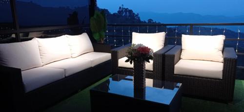a balcony with two couches and a vase of flowers at Kcafe Ancestral Glamping in Venecia