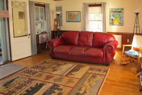 Χώρος καθιστικού στο Pet-Friendly Waterfront Cottage On-Site Bunkhouse
