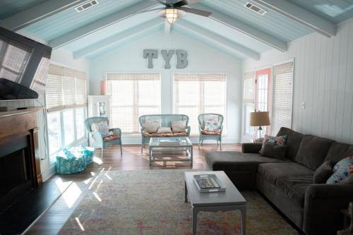 una sala de estar con un sofá y una mesa en Tybee Seaside Beach House - 2BR 2 BA, en Tybee Island