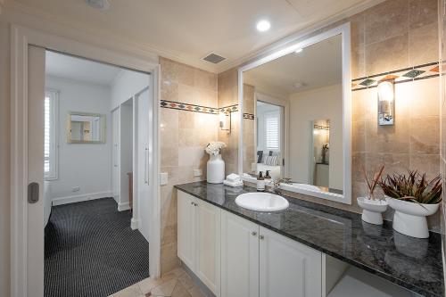 Et badeværelse på Chic Hastings Street Apartment