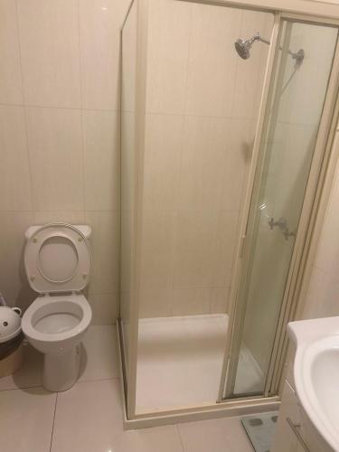 Un baño con ducha, inodoro y lavabo. en Dynamic 1, en Melbourne