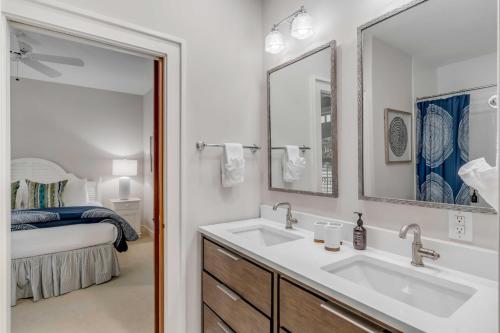 Un baño con dos lavabos y un espejo y una cama. en FW126: 126 Flyway Drive, en Kiawah Island