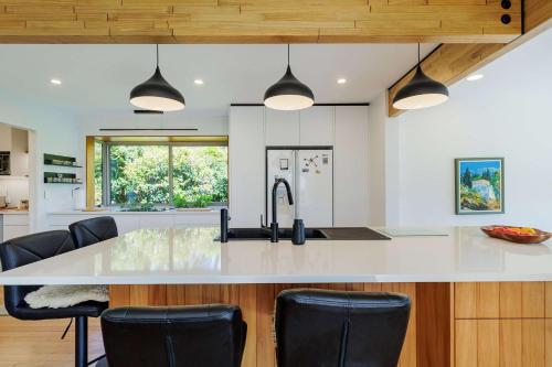 Gallery image of The Bach - Luxury Waterfront Living with Spa Pool in Rotorua