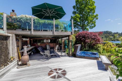 Gallery image of The Bach - Luxury Waterfront Living with Spa Pool in Rotorua