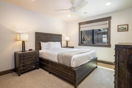 a bedroom with a large bed and a window at Suncadia 4 Bdrm Luxury Home in Cle Elum