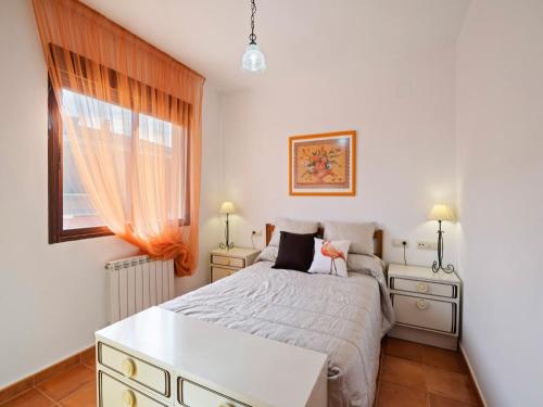 een slaapkamer met een bed en een raam bij Holiday Home in Bienservida with private pool in Villaverde de Guadalimar