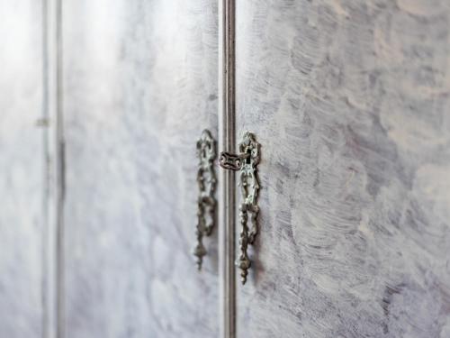 een metalen deur met een ketting aan een muur bij Holiday Home in Bienservida with private pool in Villaverde de Guadalimar