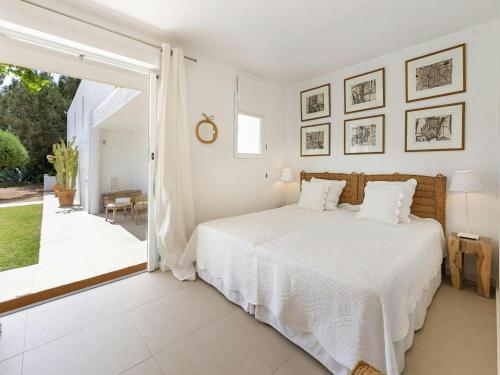 Giường trong phòng chung tại Villa in Ibiza with Sea Views & Pools