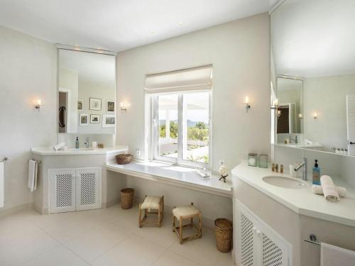 Ảnh trong thư viện ảnh của Villa in Ibiza with Sea Views & Pools ở Es Cubells
