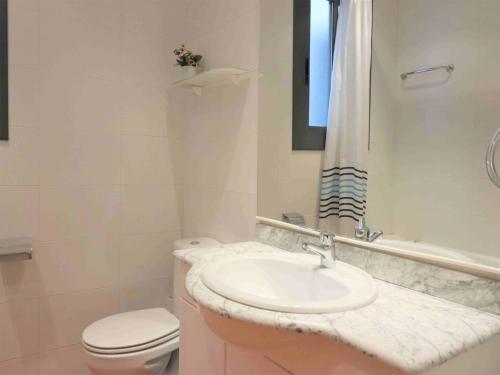 Et badeværelse på Apartment in Roses by the Beach
